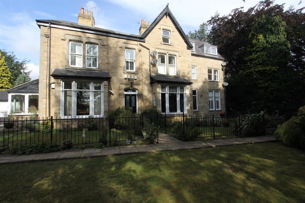 Property photo 1 of 13 Well-Maintained Period House With Front Garden...