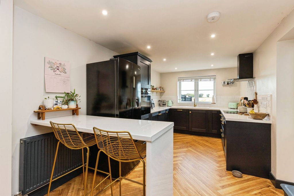 Property photo 2 of 19 Kitchen/Breakfast