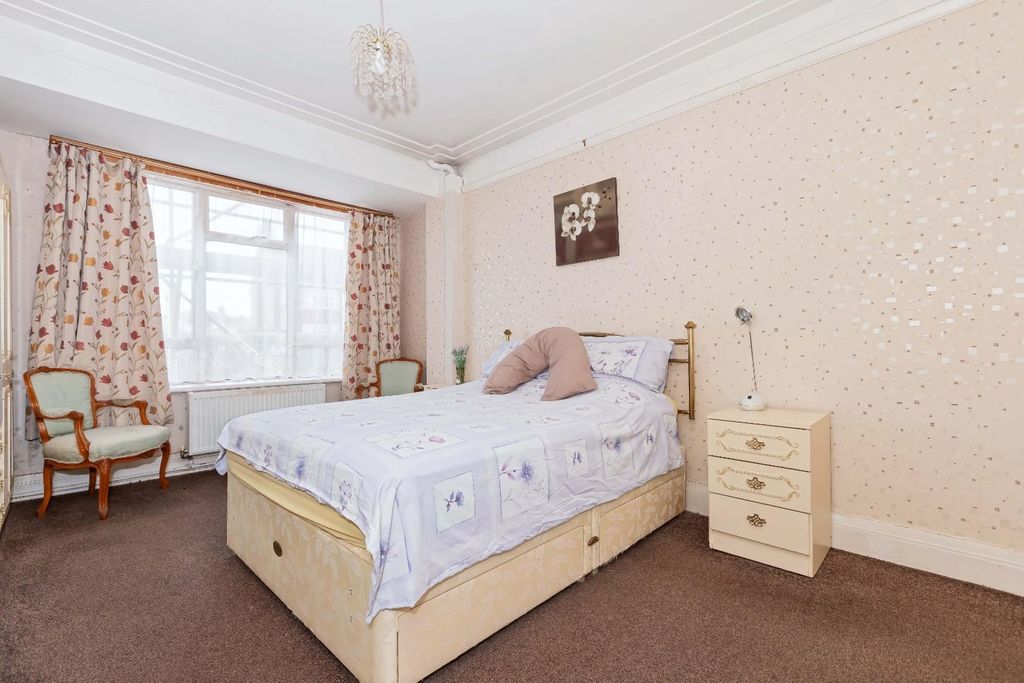 Property photo 3 of 11 Onslow Court_9.Jpg