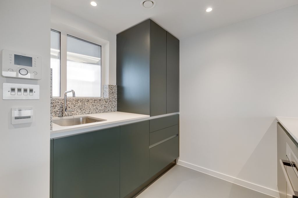 Property photo 3 of 7 114-Balfron-Tower-4