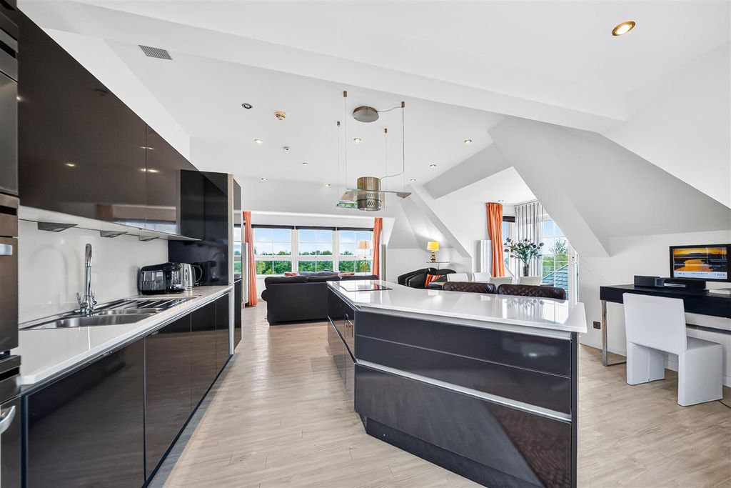 Property photo 1 of 12 Lounge/Kitchen/Diner
