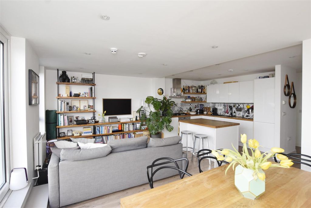 Property photo 2 of 15 Lounge.Jpg