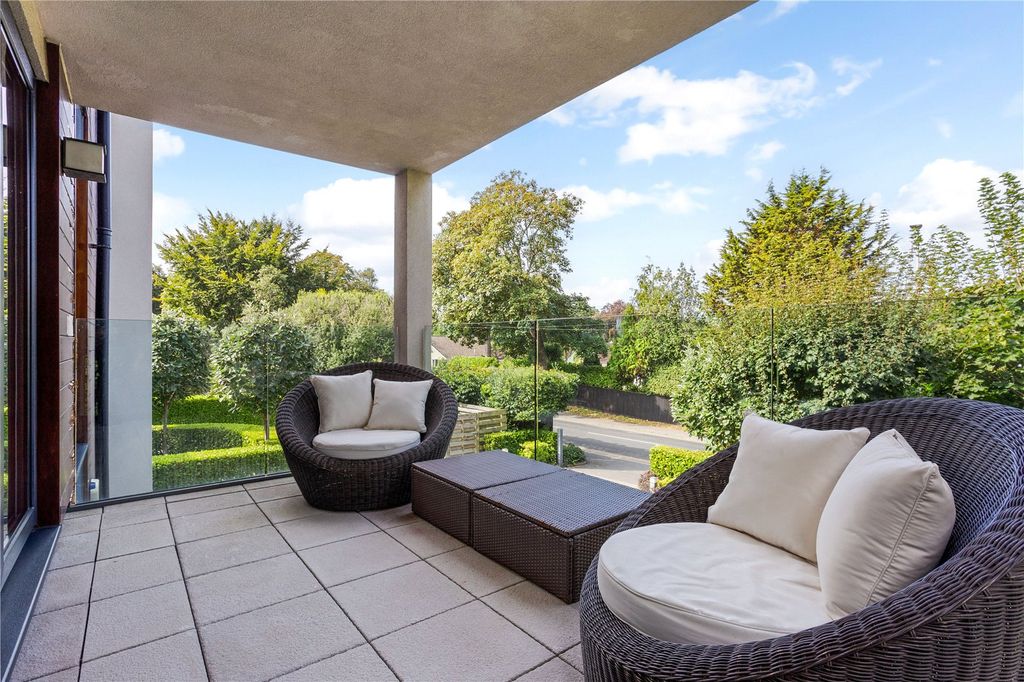 Property photo 2 of 18 Terrace