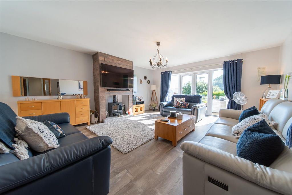 Property photo 3 of 31 Lounge.Jpg