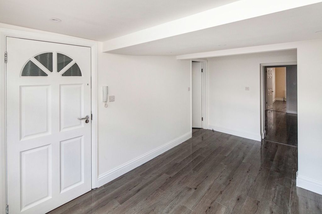 Property photo 2 of 10 0884E82A-9B52-F11...