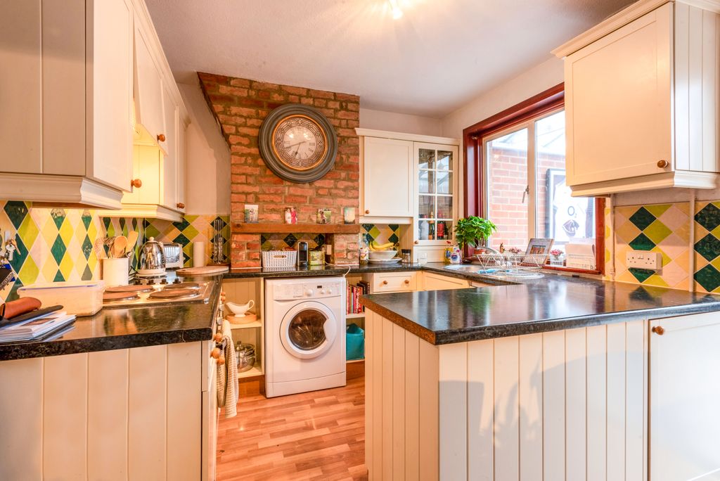 Property photo 3 of 10 Kitchen