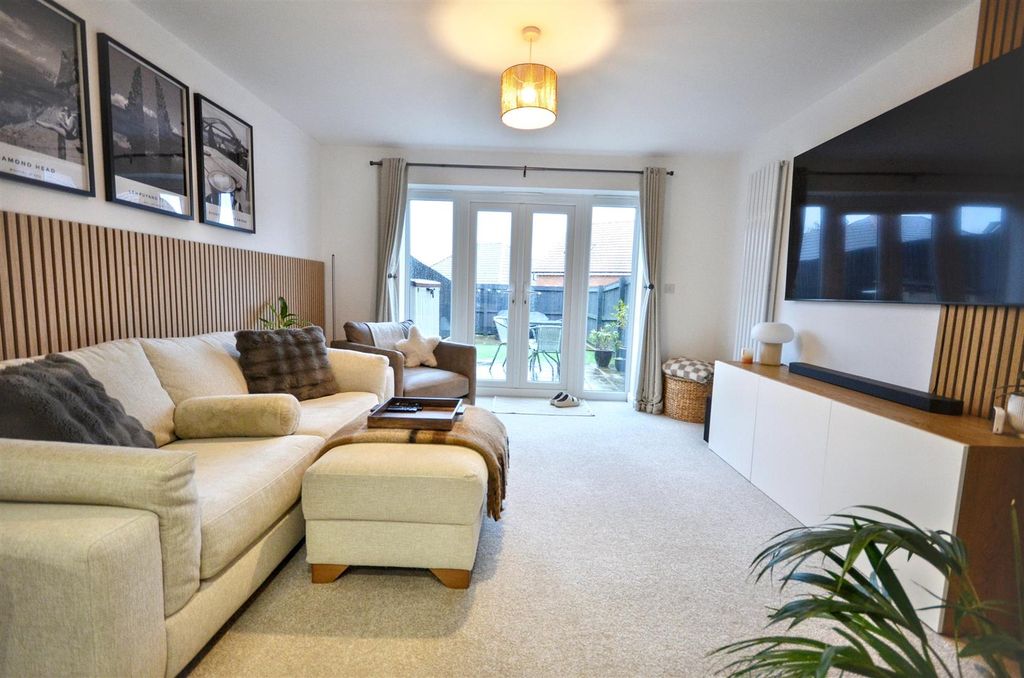 Property photo 2 of 19 Lounge