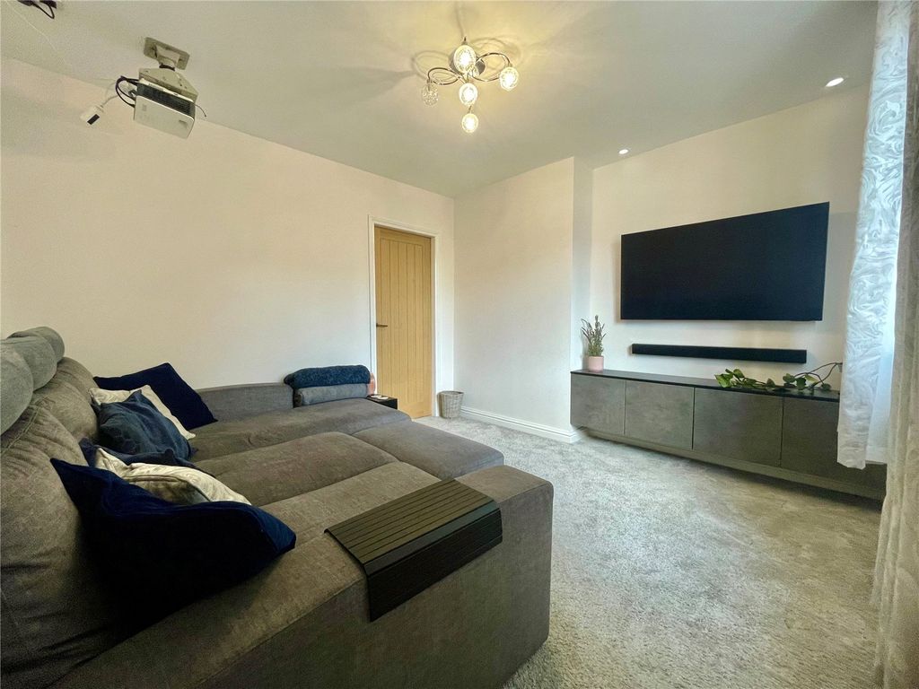 Property photo 3 of 17 Lounge