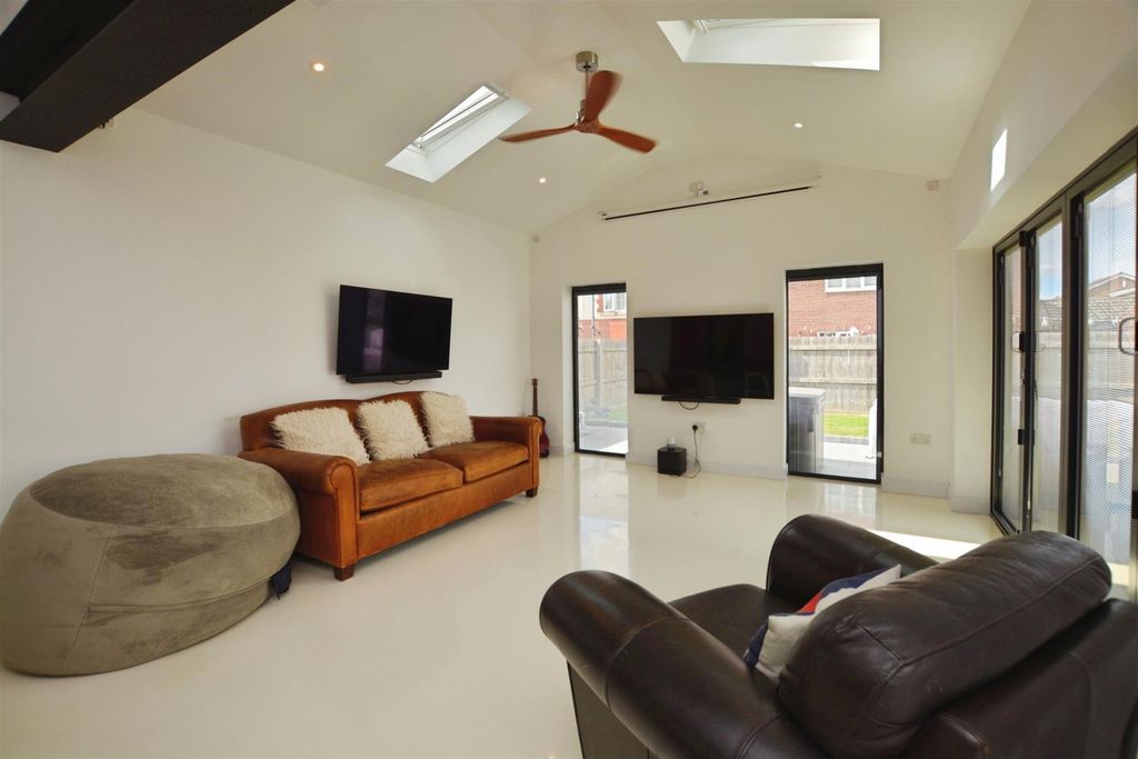 Property photo 3 of 34 Sitting Room