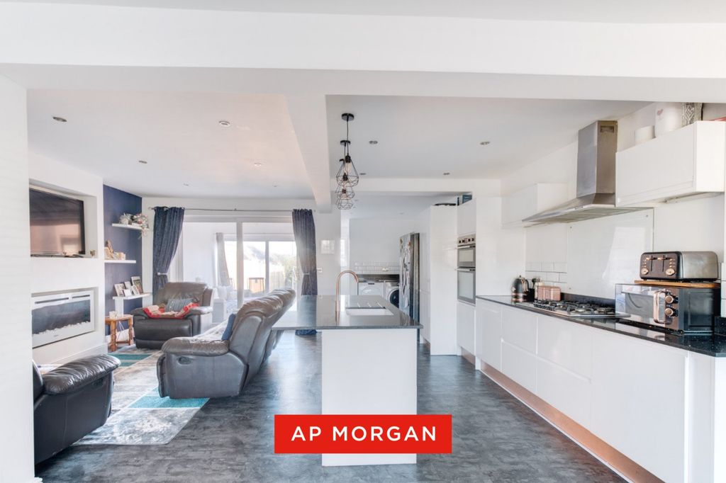 Property photo 3 of 19 Picture No. 24