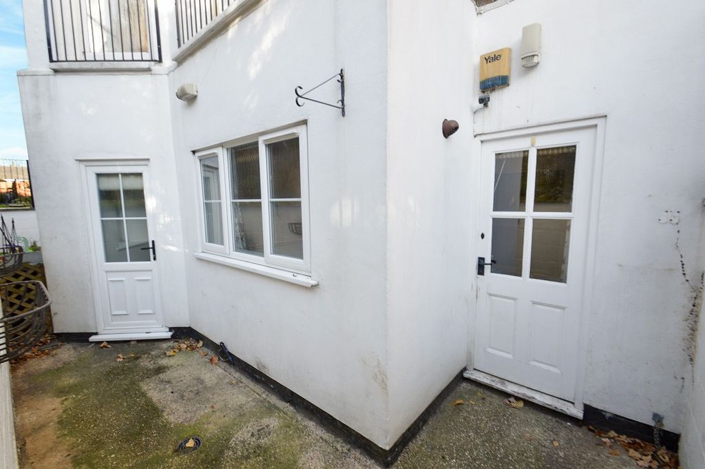 Property photo 2 of 10 Flat Entrance