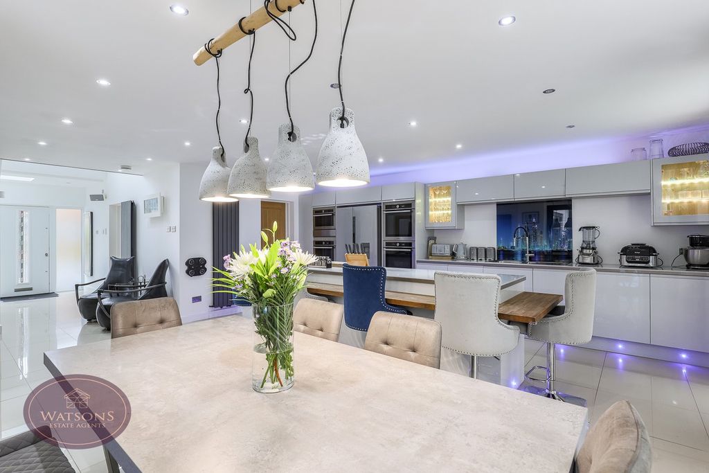 Property photo 3 of 28