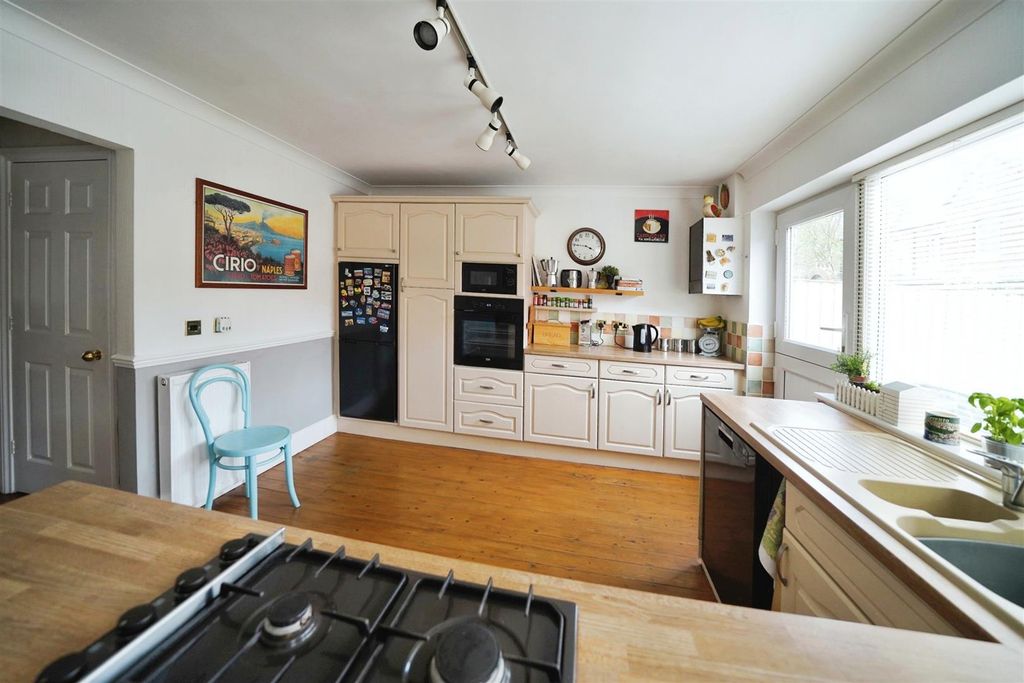 Property photo 3 of 4 Kitchen / Dining Room