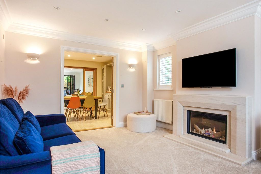 Property photo 2 of 18 Sitting Room