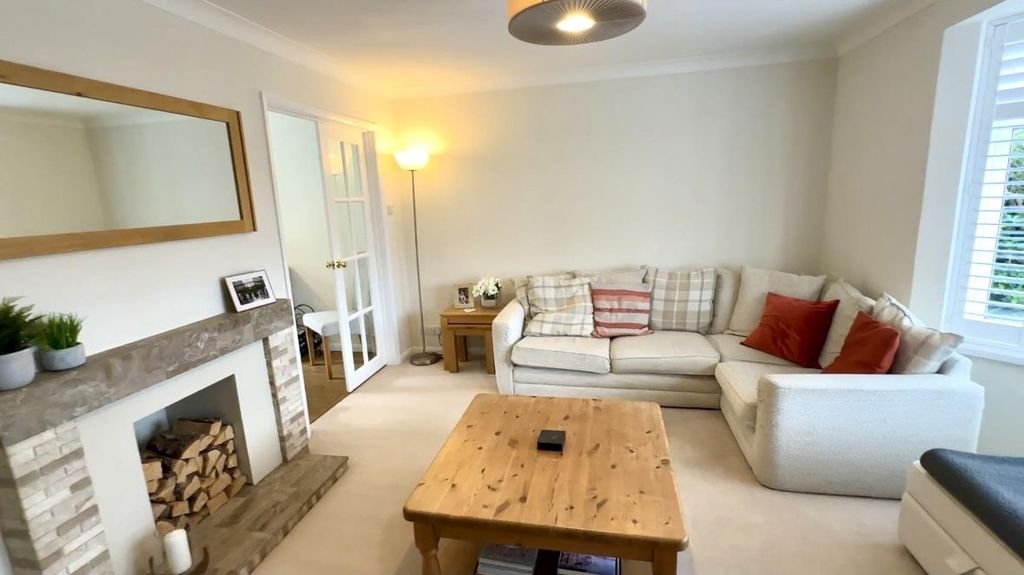 Property photo 3 of 18 Living Room