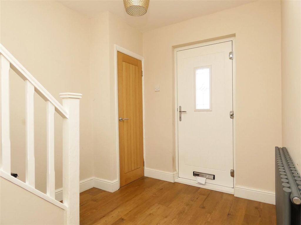 Property photo 3 of 16 Entrance Hall