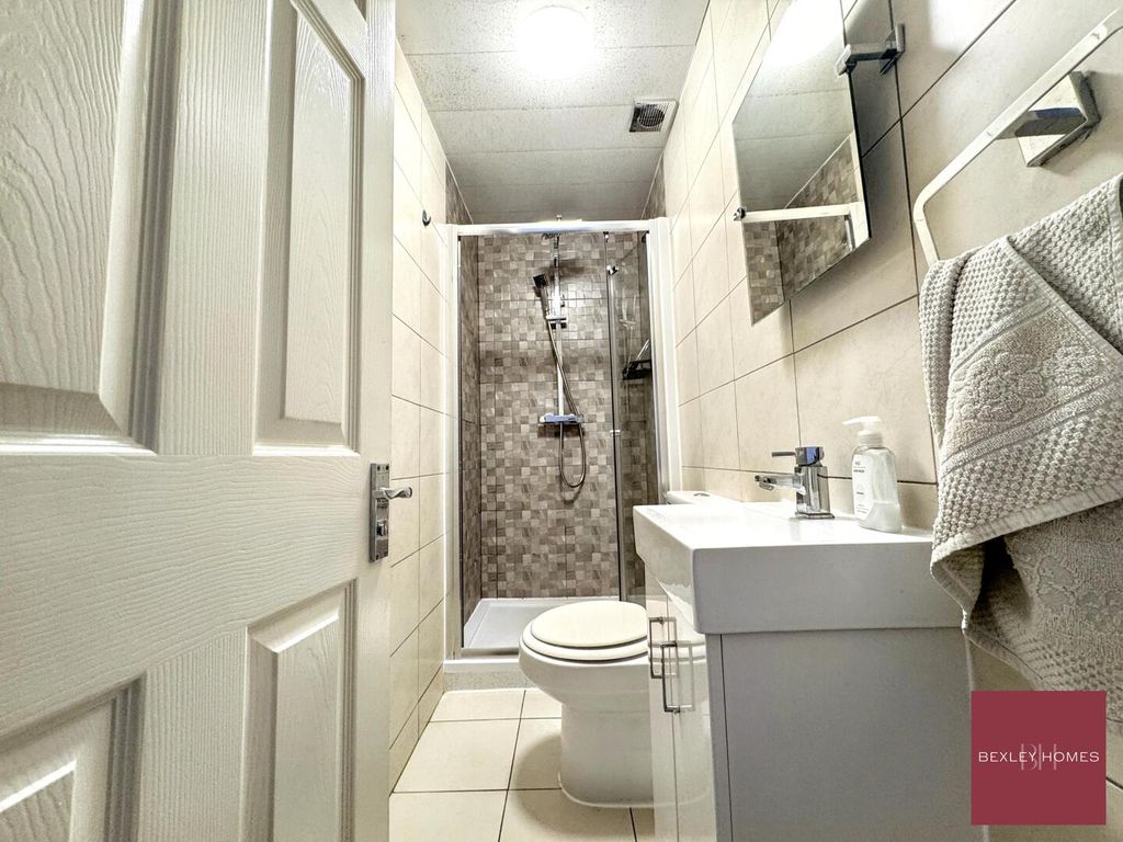 Property photo 3 of 10 Bathroom