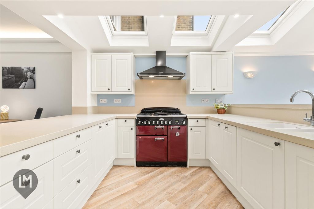 Property photo 3 of 9 Kitchen