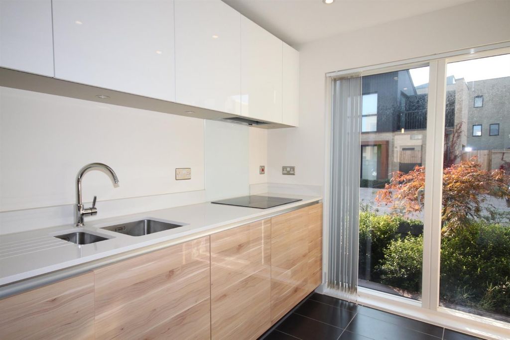 Property photo 2 of 9 Kitchen