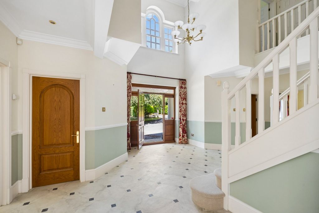 Property photo 2 of 34 Entrance Hall