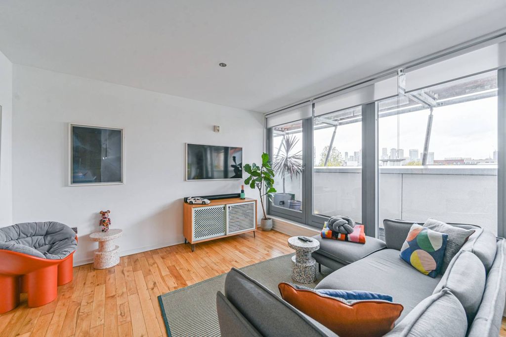 Property photo 2 of 27