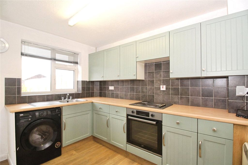 Property photo 3 of 9 Fitted Kitchen