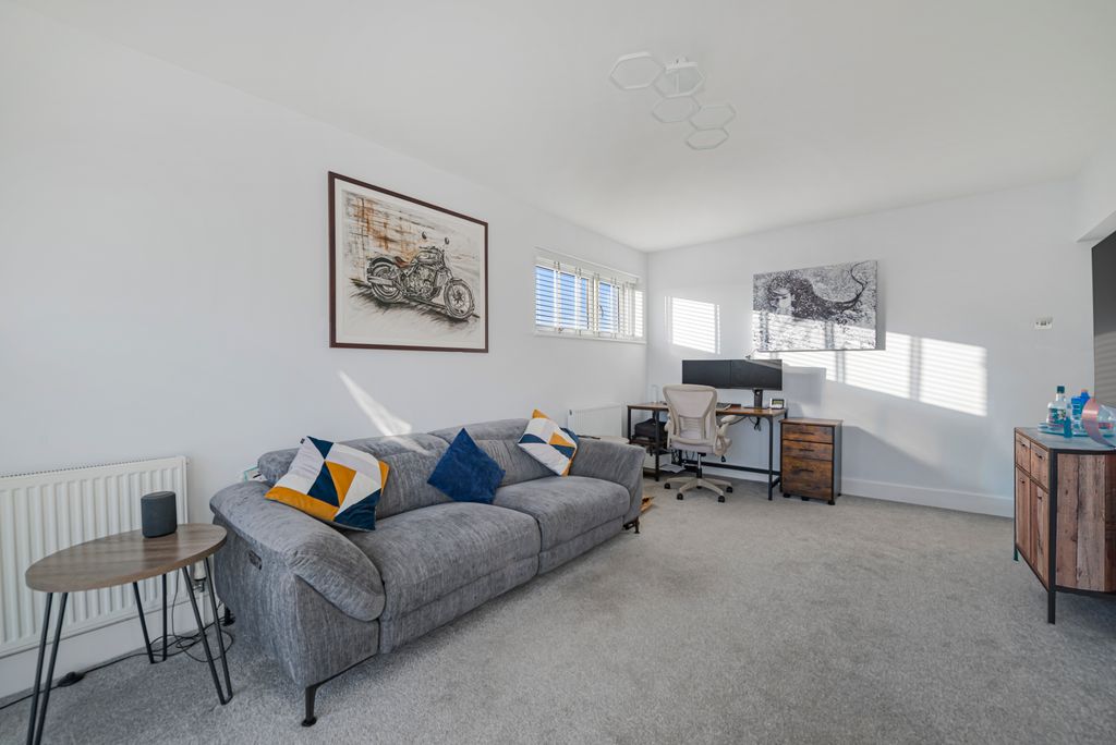 Property photo 3 of 15 Lounge