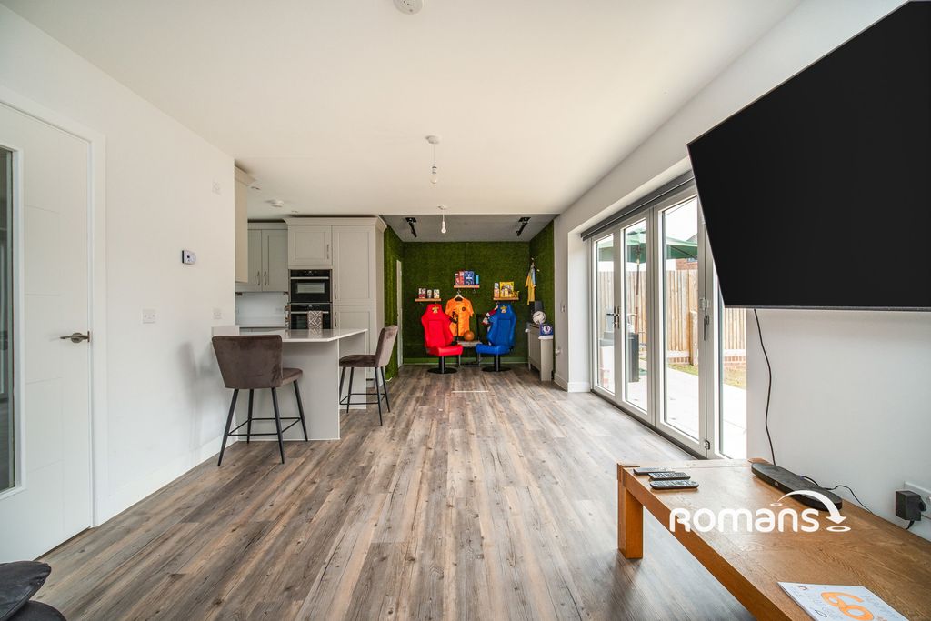 Property photo 3 of 10 Photo