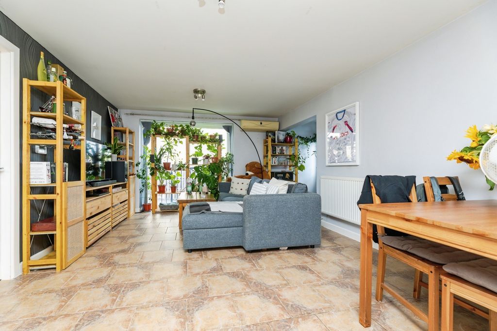 Property photo 2 of 17 Photo