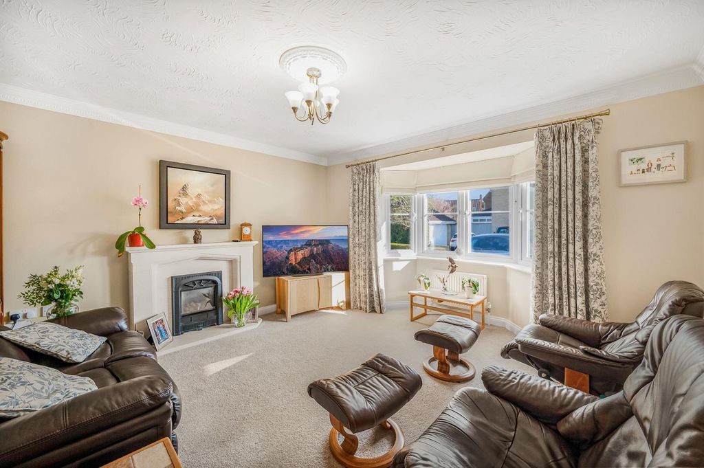 Property photo 3 of 20 Lounge