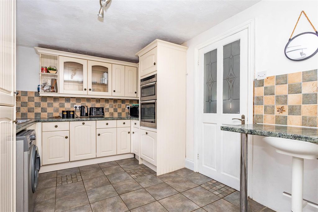 Property photo 3 of 18 Kitchen