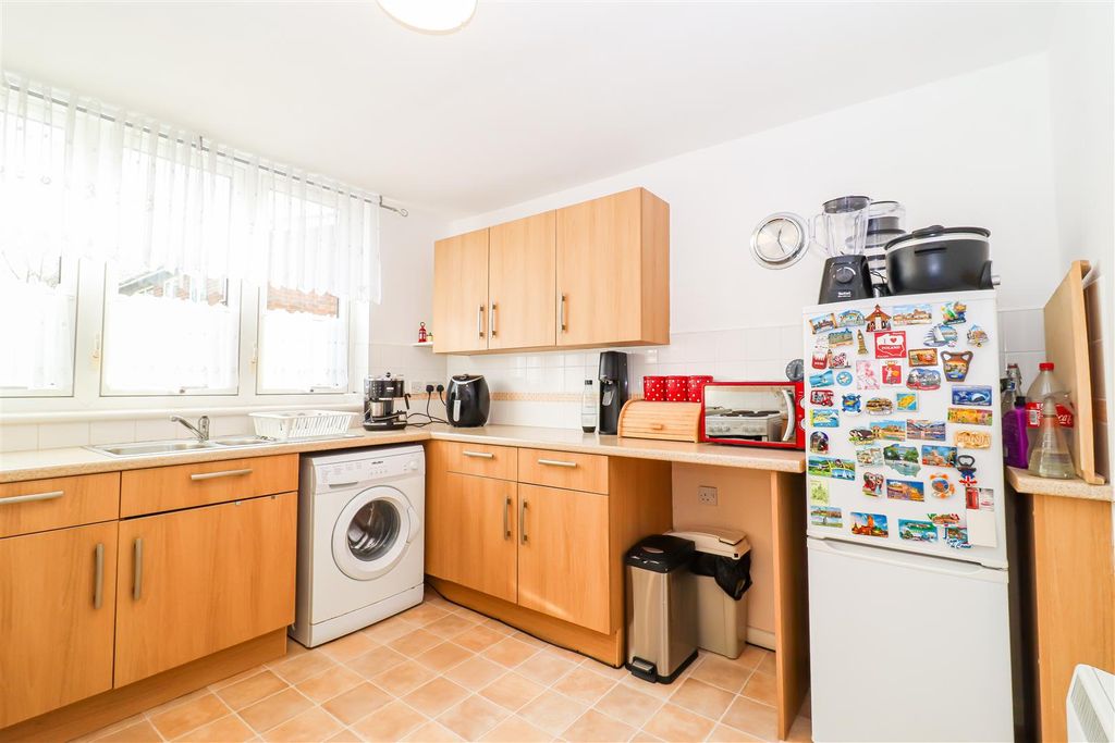 Property photo 2 of 7 Kitchen