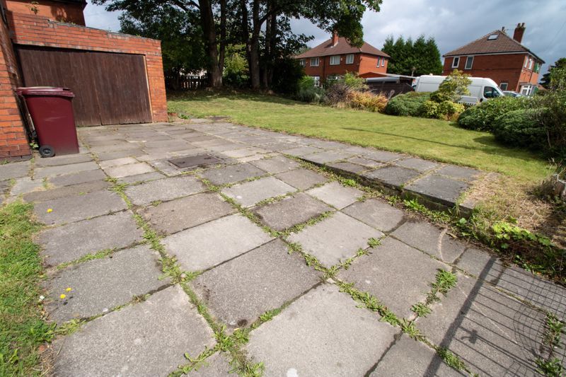 Property photo 2 of 16 Driveway And Garden