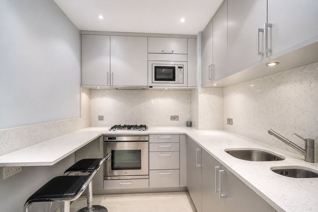 Property photo 3 of 10 Kitchen