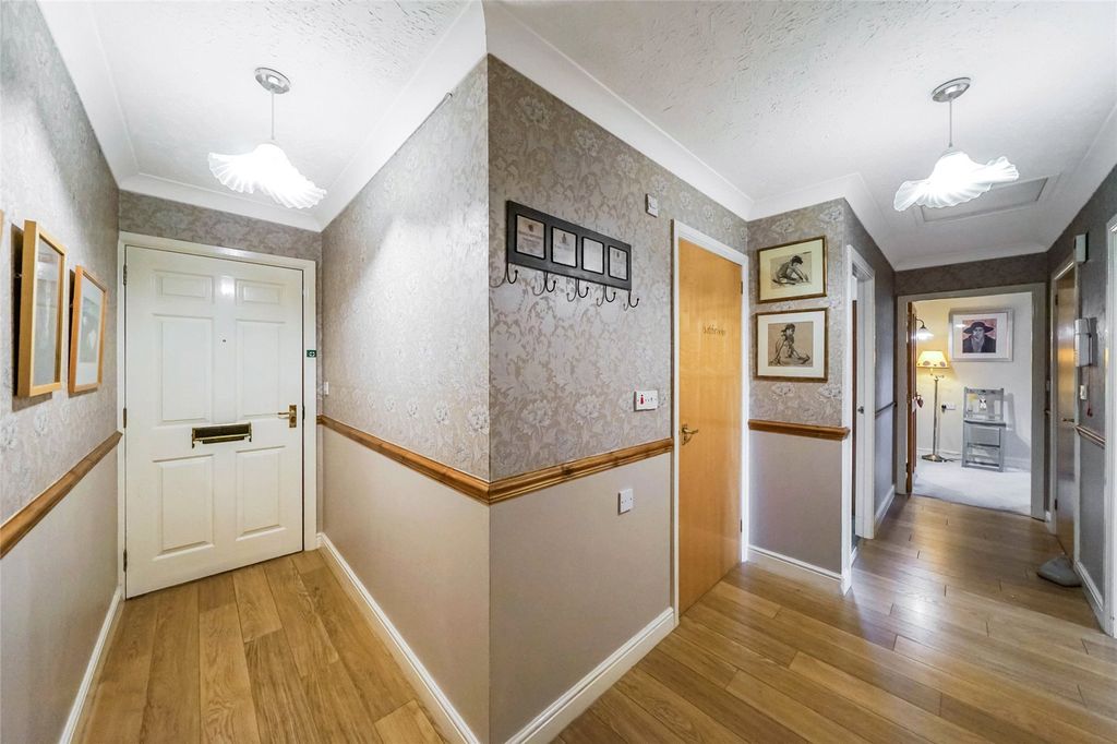 Property photo 3 of 20 Flat Hallway