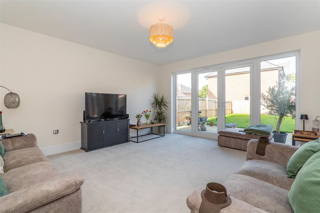 Property photo 3 of 32 Lounge