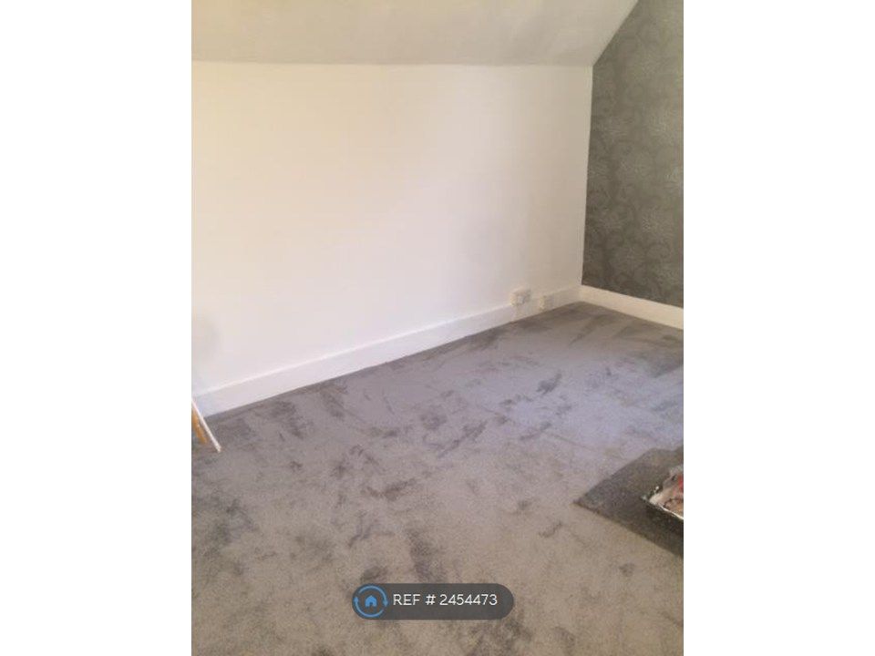 Property photo 3 of 13 Clean Flat