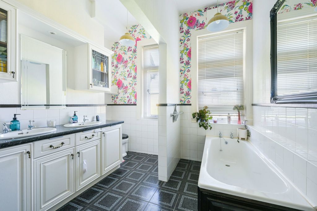 Additional image 7 of 3 bed flat for saleWesterham Road, Oxted RH8