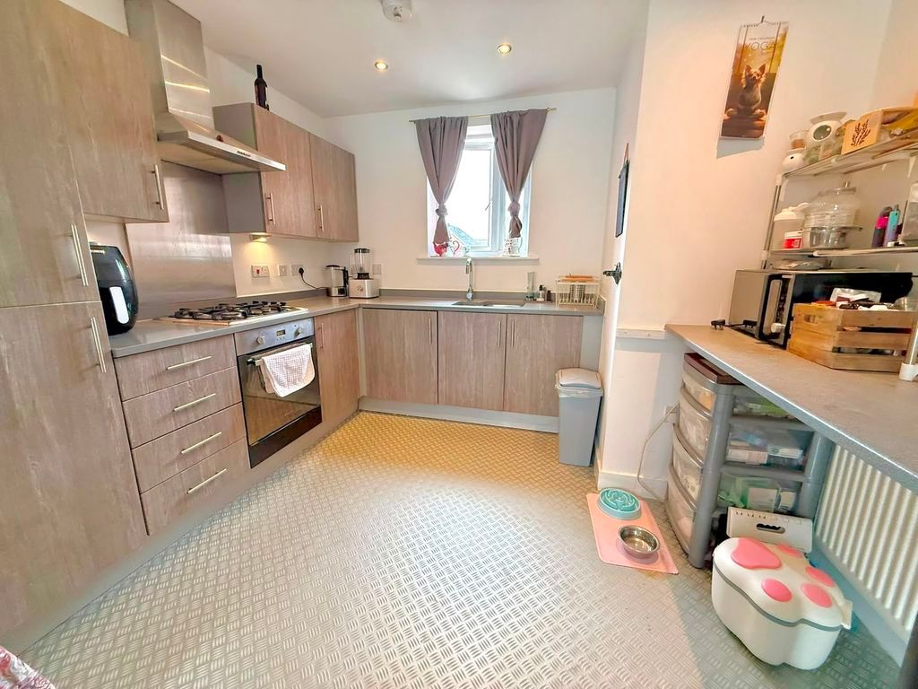 Property photo 3 of 12 Kitchen