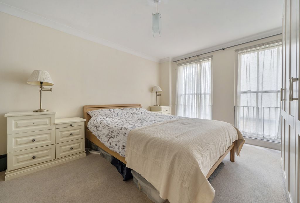 Property photo 2 of 18 Bedroom