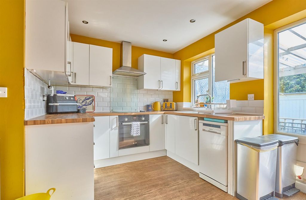 Property photo 2 of 15 Thirlmere Rd Hinckley_10.Jpg