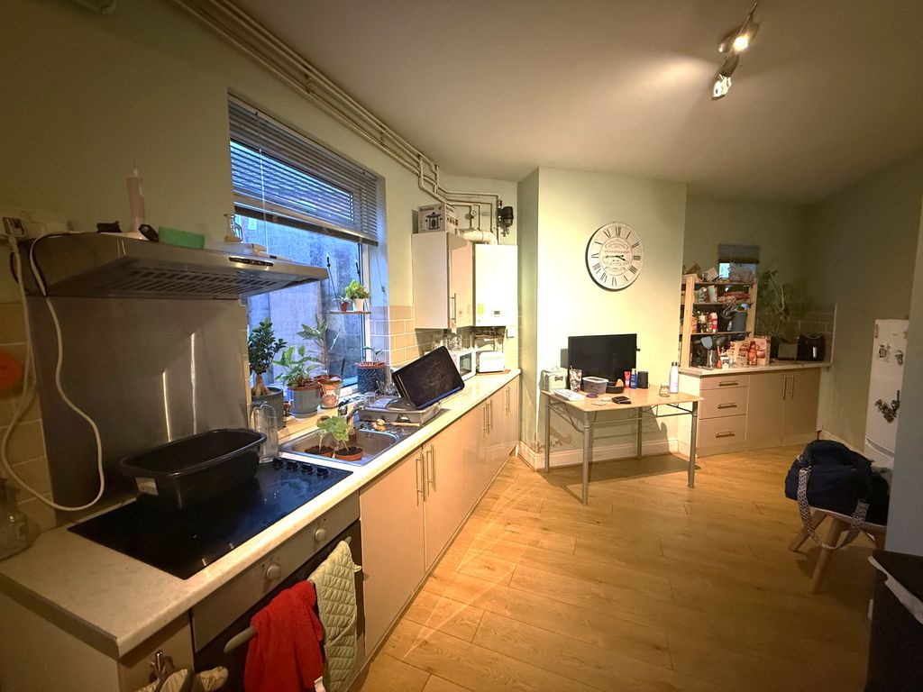 Property photo 1 of 6 Kitchen