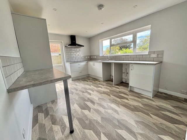 Property photo 2 of 11 Kitchen