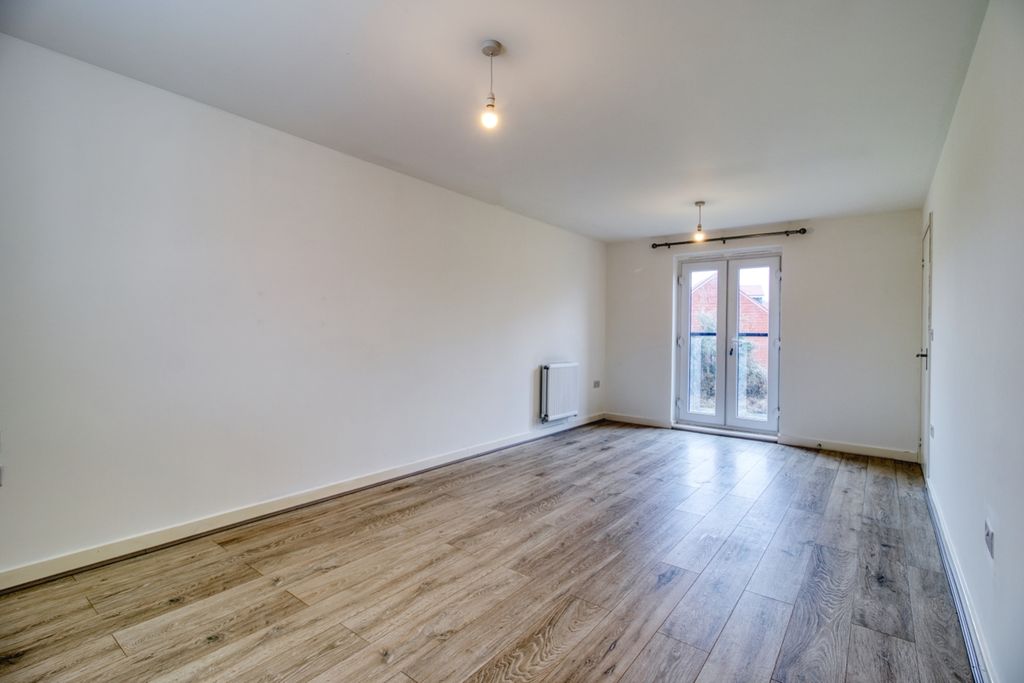 Property photo 3 of 7 Lrg_Lounge 2