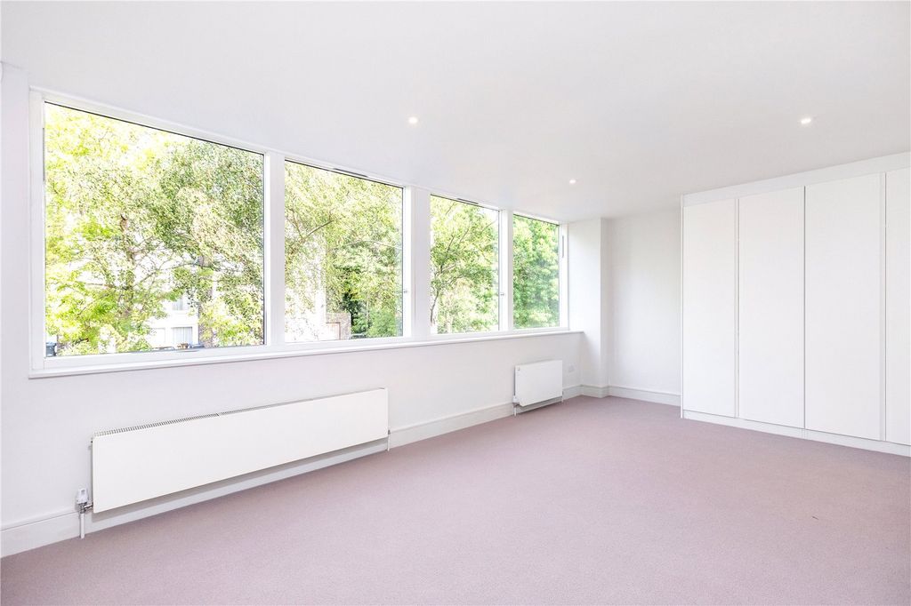 Property photo 3 of 18 Bedroom