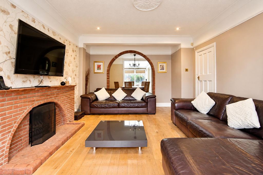 Property photo 2 of 24 301A2d7c-381c-47E0-8Bfd-20454E1E5A50.Png