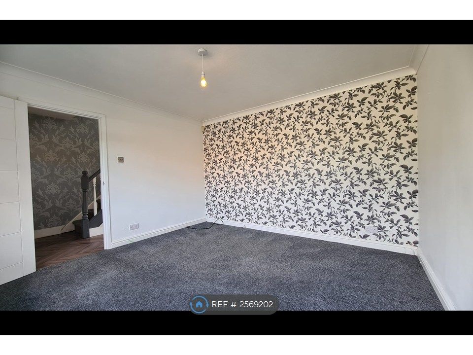 Property photo 3 of 12 Lounge