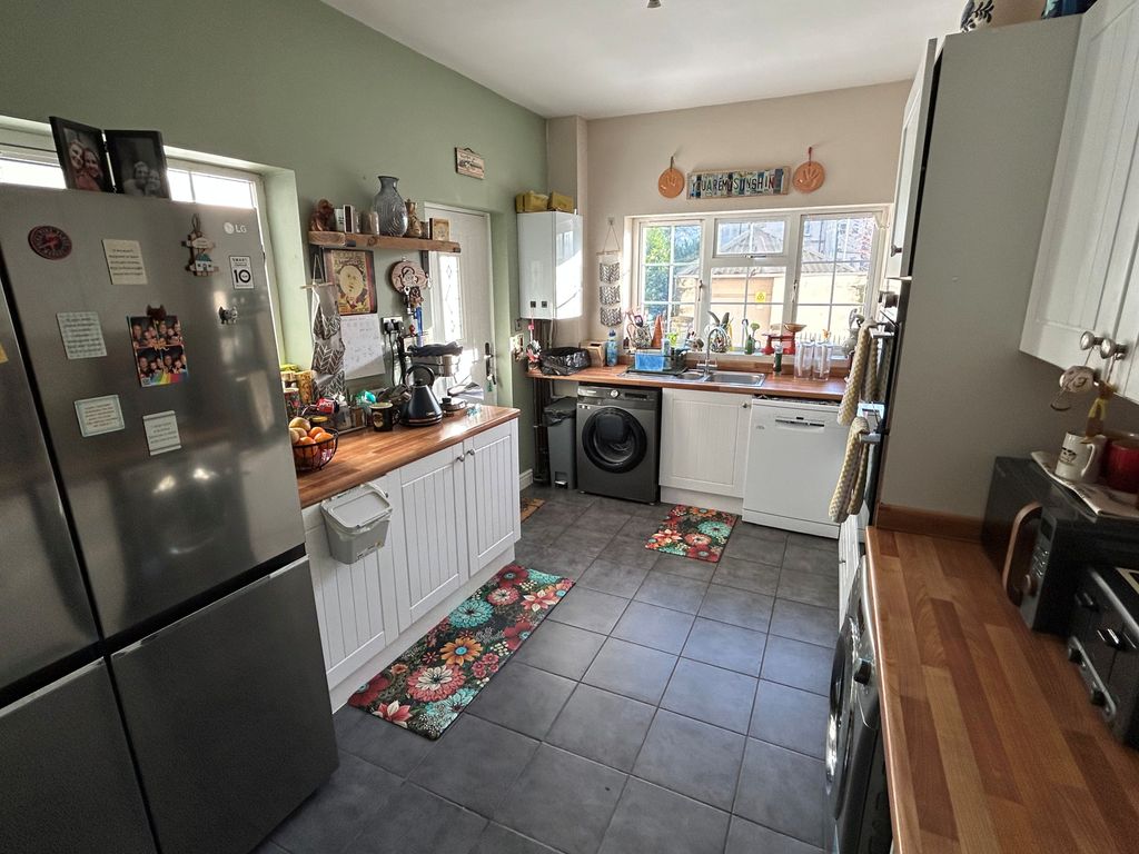 Property photo 3 of 9 Kitchen