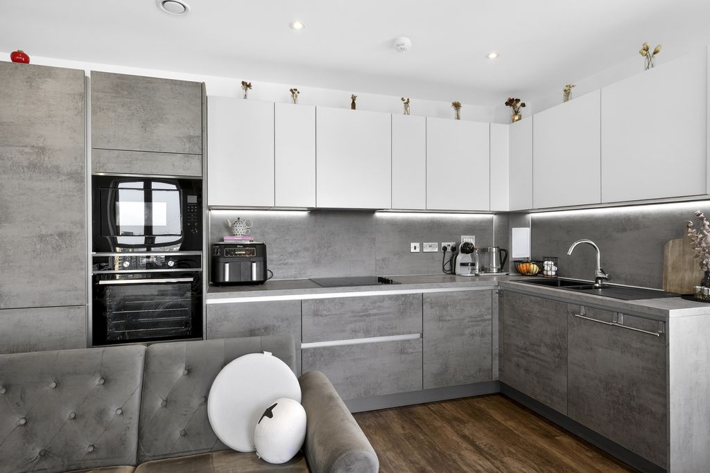 Property photo 3 of 20 Kitchen