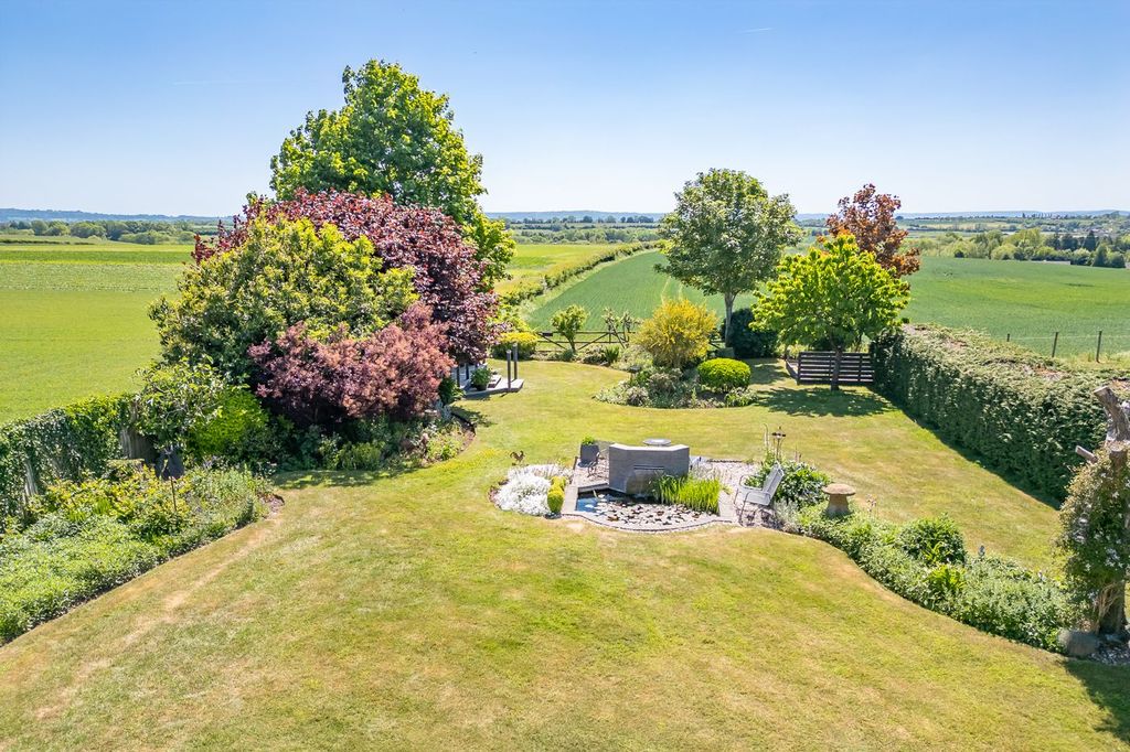 Property photo 2 of 33